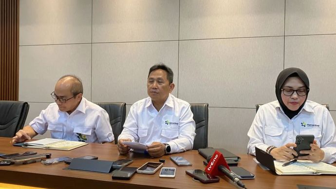 Sekretaris Kementerian Koperasi Ahmad Zabadi (tengah) memberikan keterangan pers di Jakarta, Senin (28/9/2026).