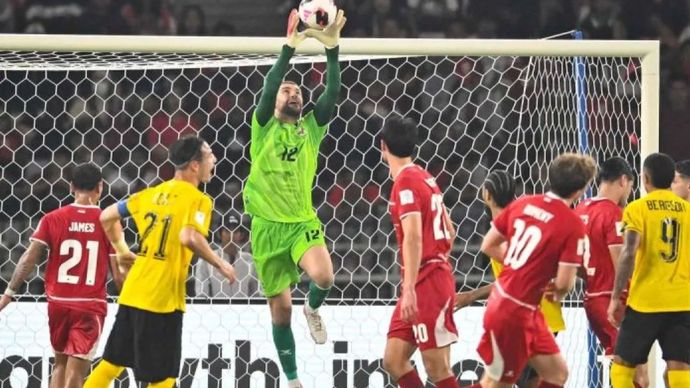 Penjaga gawang Tim Nasional Indonesia Maarten Paes (ketiga kiri) menangkap bola tendangan pesepak bola Tim Nasional Malaysia dalam pertandingan penyisihan Grup A FIFA ASEAN Cup 2026 di Stadion Utama Gelora Bung Karno (SUGBK), Senayan, Jakarta, Senin 