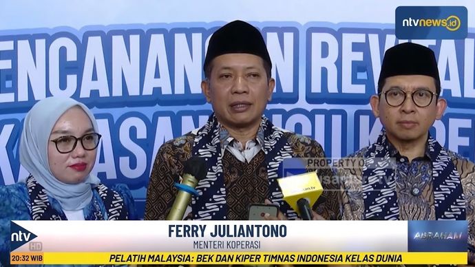 Menteri Koperasi Republik Indonesia, Ferry Juliantono bersama Menteri Kebudayaan Fadli Zon memberikan keterangan pers di sela tilas sejarah perkoperasian nasional di Tugu Peringatan Kongres Koperasi 12 Juli 1947, Jalan DR Moch. Hatta, Kota Tasikmalaya, Jawa Barat.