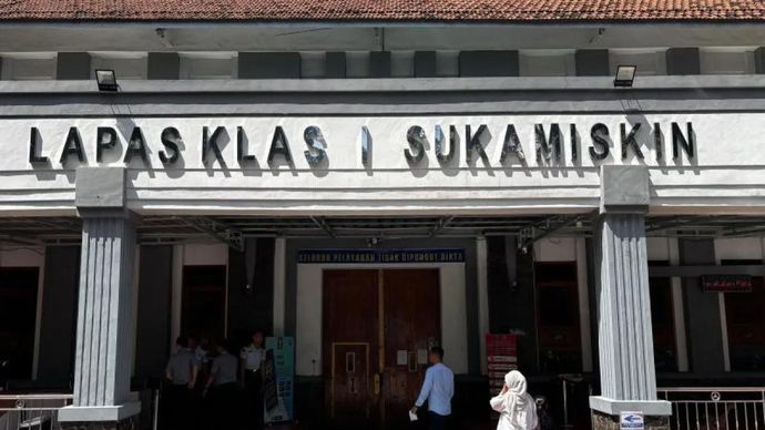 Situasi di area gerbang masuk Lapas Sukamiskin, Kota Bandung, Jawa Barat