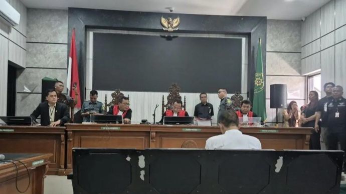Situasi ruang persidangan menjelang pembacaan dakwaan kepada Taufik Hidayat di Pengadilan Negeri (PN) Bale Bandung, Kabupaten Bandung, Jawa Barat, pada Rabu, 30 September 2026
