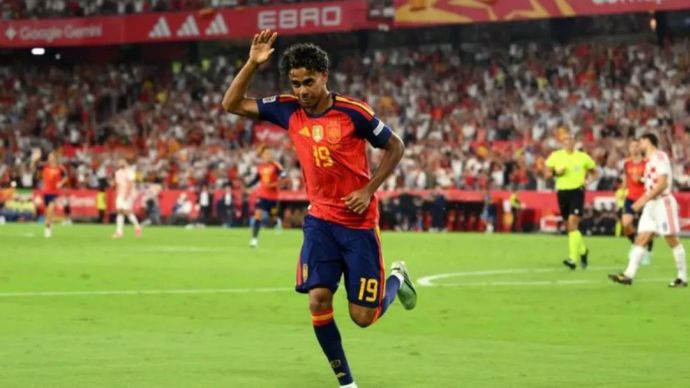 Penyerang sayap Spanyol Lamine Yamal merayakan keberhasilannya mencetak gol ke gawang Kroasia pada pertandingan UEFA Nations League di Stadion Ramon Sanchez Pizjuan, Sevilla, Selasa (29/9/2026).