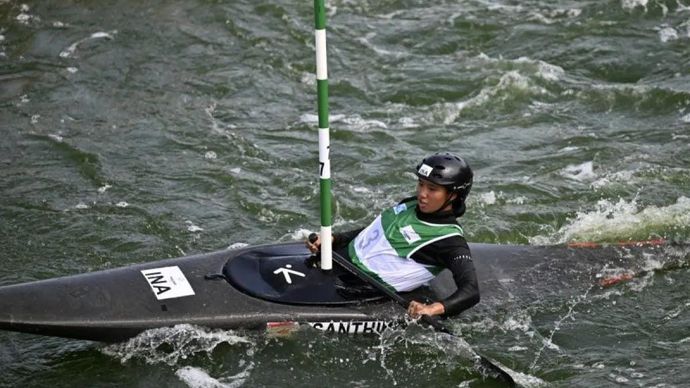 Foto arsip - Pedayung Indonesia Putu Santhi memacu kecepatan pada final kano perorangan slalom putri SEA Games 2025 di Royal Thai Navy Rowing and Canoeing Training Center, Ban Chang, Rayong, Chon Buri, Thailand, Rabu, 10 Desember 2025. Putu Santhi meraih medali perak dengan catatan waktu 101,89 detik, sementara medali emas diraih pedayung Thailand Atcharapon Duanglawa dengan catatan waktu 96,06 detik, dan medali perunggu pedayung Malaysia Muhammad Azmi Tan Azlyn Farhana dengan catatan waktu 117,17 detik
