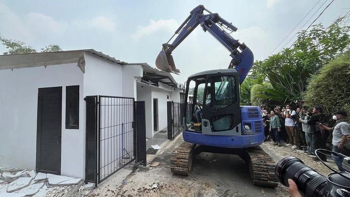 Kementerian Imigrasi dan Pemasyarakatan (Kemenimipas) mengerahkan alat berat untuk merobohkan fasilitas khusus di Lapas Kelas IIA Cibinong, Kabupaten Bogor, Jawa Barat
