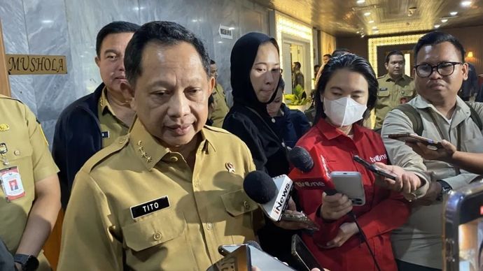 Menteri Dalam Negeri Tito Karnavian menjawab pertanyaan pers di kompleks parlemen, Senayan, Jakarta, Selasa, 15 September 2026.