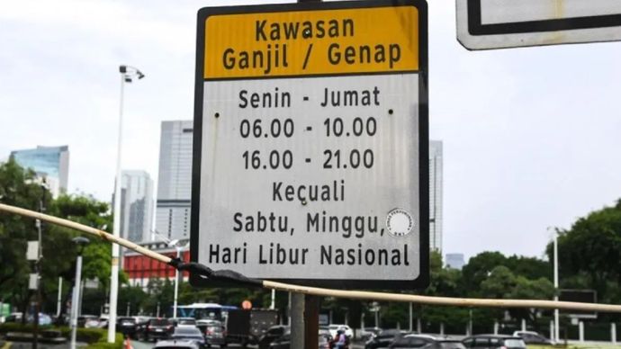 Ilustrasi - Sejumlah kendaraan melintas di Jalan Jenderal Sudirman, Jakarta, dengan plang sistem ganjil genap.