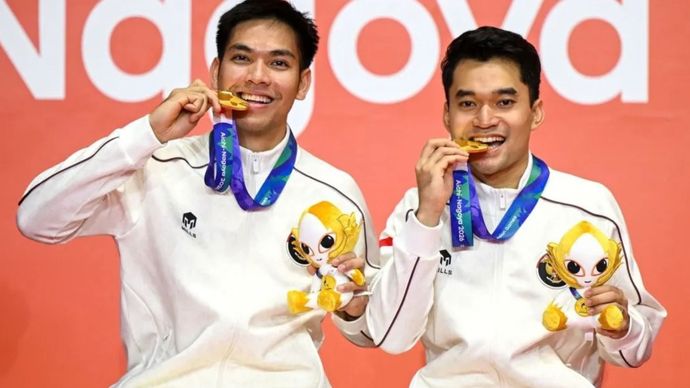 Pebulu tangkis ganda putra Indonesia Leo Carnando (kanan) dan Daniel Marthin (kiri) berfoto bersama medali emasnya usai mengalahkan pebulu tangkis China Liang Wei Keng dan Wang Chang pada final bulu tangkis ganda putra Asian Games 2026 di Ichinomiya City Municipal Gymnasium, Nagoya, Aichi, Jepang, Selasa (29/9/2026).