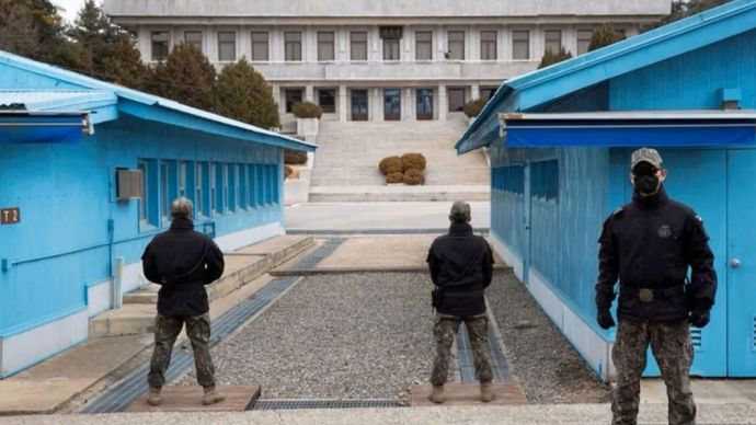 Tentara Korea Selatan berjaga selama tur media di Daerah Keamanan Bersama (JSA) di Zona Demiliterisasi (DMZ) di desa perbatasan Panmunjom di Paju, Korsel, pada 3 Maret 2023.
