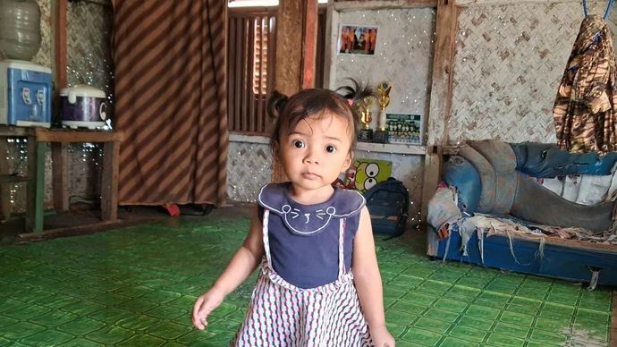 Salah satu anak dari Nahdi Riyanto dan Ayu Siti Rahayu, Nadira (1 tahun) sedang bermain di area rumah saat dikunjungi Mendukbangga/Kepala BKKBN Wihaji di Kabupaten Ciamis pada Selasa, 29 September 2026