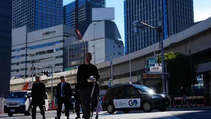 Warga berjalan di sebuah pedestrian di Kota Tokyo, Jepang, Kamis (18/12/2025).