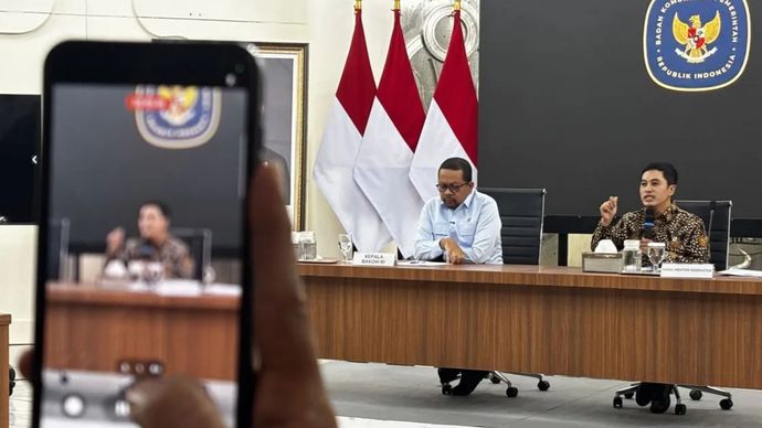 Wakil Menteri Kesehatan Dante Saksono Harbuwono (kanan) bersama Kepala Badan Komunikasi Pemerintah (Bakom) RI Muhammad Qodari memberikan keterangan dalam konferensi pers di Kantor Bakom RI, Jakarta, Rabu (30/9/2026). 