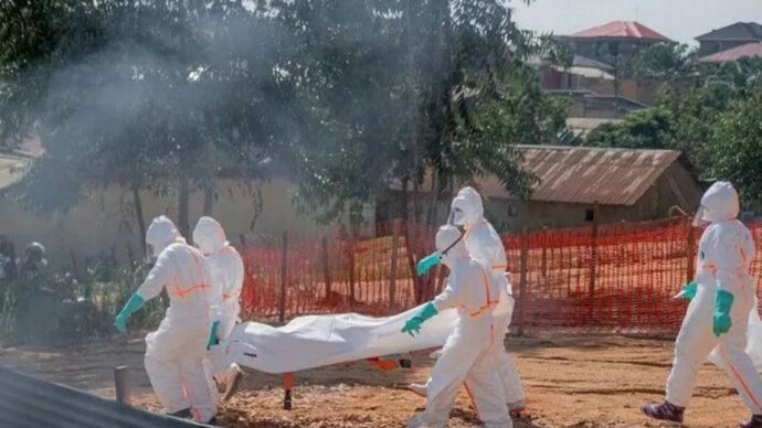 Jenazah warga terinfeksi Ebola dibawa ke kamar jenazah Pusat Medis Nyankunde untuk menjalani prosedur pemakaman oleh tim kesehatan.