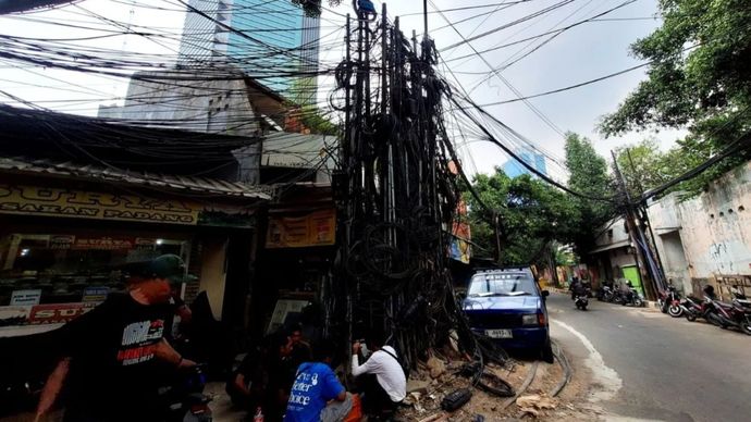 Kondisi kabel semrawut di tiang dan permukaan tanah di Jalan Kuningan Barat Raya, Mampang Prapatan, Jakarta Selatan, Rabu, 30 September 2026.