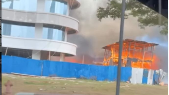 Kebakaran terjadi di sebuah bedeng yang berada di area proyek gedung, tepat di seberang AEON Mall BSD, pada Rabu (30/9) sekitar pukul 13.40 WIB. Api kini telah berhasil dipadamkan dan situasi di lokasi terpantau kondusif.