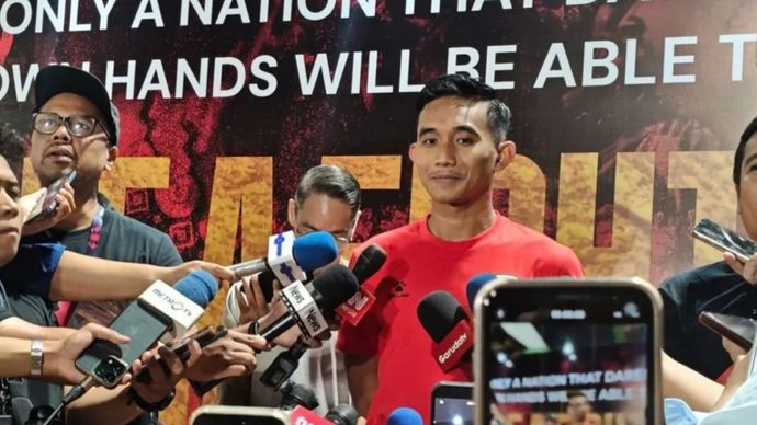 Bek Timnas Indonesia Rizky Ridho memberikan keterangan kepada awak media dalam sesi latihan menghadapi Bangladesh pada laga ketiga Grup A FIFA ASEAN Cup 2026 di Stadion PTIK, Jakarta, Rabu (30/9/2026).