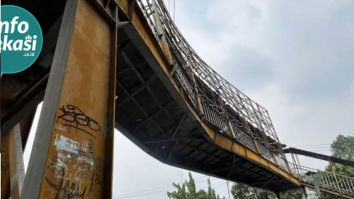 Jembatan Penyeberangan Orang (JPO) di depan Grand Mal Bekasi, Jalan Jenderal Sudirman, Kota Bekasi, nyaris ambruk setelah diseruduk truk pengangkut ekskavator, Kamis pagi, 1 Oktober 2026.