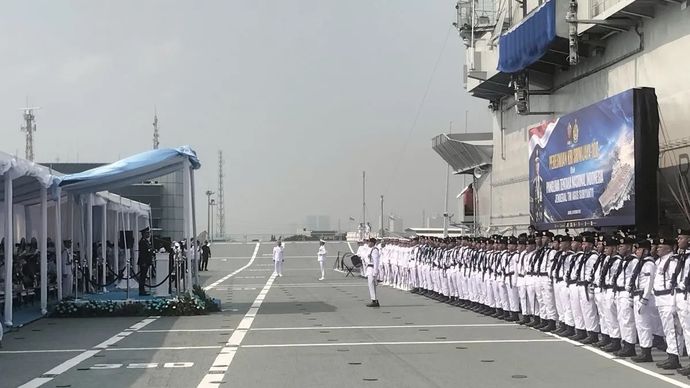 Upacara pemberian nama dan pengibaran bendera merah putih di atas KRI Sriwjaya-100 yang bersandar di Dermaga 107, Pelabuhan Tanjung Priok, Jakarta Utara, Kamis, 24 September 2-26.