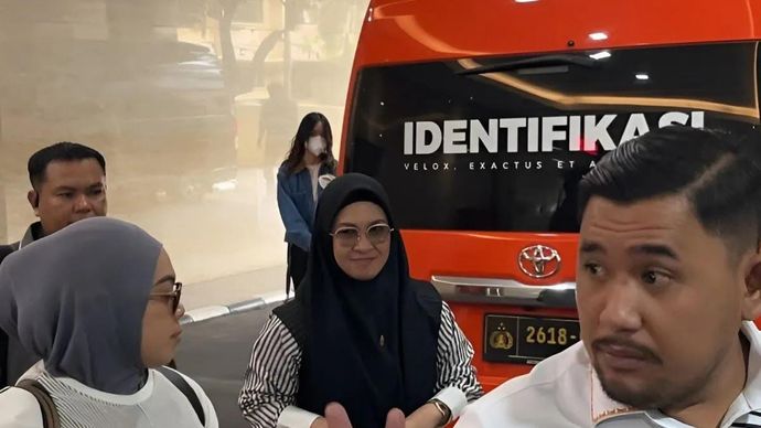 Bupati Gowa Sitti Husniah Talenrang (tengah) hadir untuk menghadiri pemeriksaan sebagai tersangka kasus dugaan korupsi di Gedung Bareskrim Polri, Jakarta