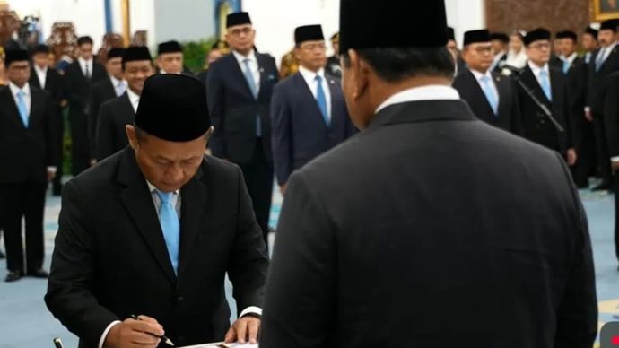 Tangpakan layar - Menteri Perindustrian Muhammad Sarmuji (kiri) menandatangani berita acara di hadapan Presiden Prabowo Subianto di Istana Negara, Jakarta, Kamis, 1 Oktober 2026. 