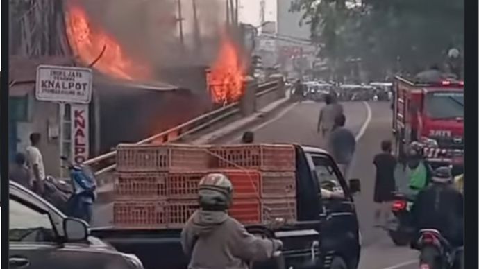 Terjadi kebakaran di jembatan Ciledug indah 1 sekitar pukul 07.05wib. sang jago merah melalap sebuah bangunan yg nempel d jembatan Ciledug indah.