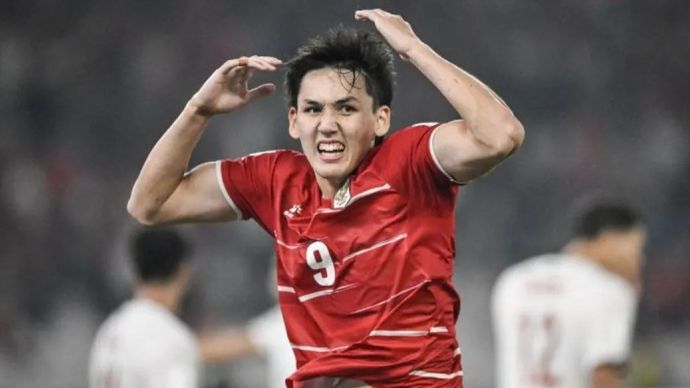 Pesepak bola Timnas Indonesia Mitchell Baker berselebrasi usai mencetak gol ke gawang Timnas Bangladesh dalam pertandingan penyisihan Grup A FIFA ASEAN Cup 2026 di Stadion Utama Gelora Bung Karno, Senayan, Jakarta, Kamis (1/10/2026).