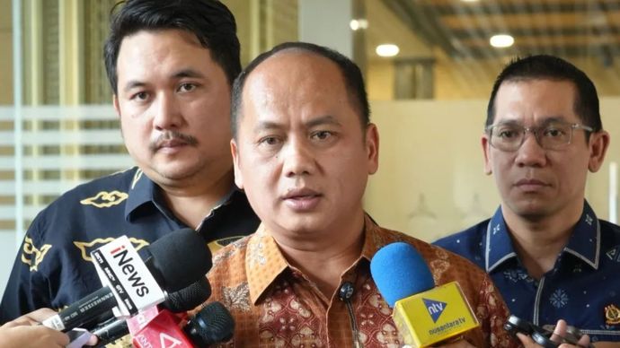Kepala Pusat Penerangan Hukum (Kapuspenkum) Kejagung Anang Supriatna (tengah) memberikan keterangan pers di Gedung Utama Kejaksaan Agung, Jakarta, Jumat (2/10/2026).