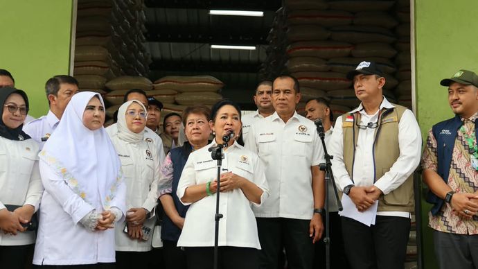 Ketua Komisi IV DPR RI, Siti Hediati Hariyadi, S.E., didampingi Direktur Utama Perum BULOG Letjen TNI (Purn.) Dr. Ahmad Rizal Ramdhani serta jajaran Anggota Komisi IV DPR RI dan pemangku kepentingan terkait, memberikan keterangan pers usai melakukan inspeksi mendadak (sidak) di Pasar Induk Beras Cipinang (PIBC), Jakarta, Kamis (2/10).