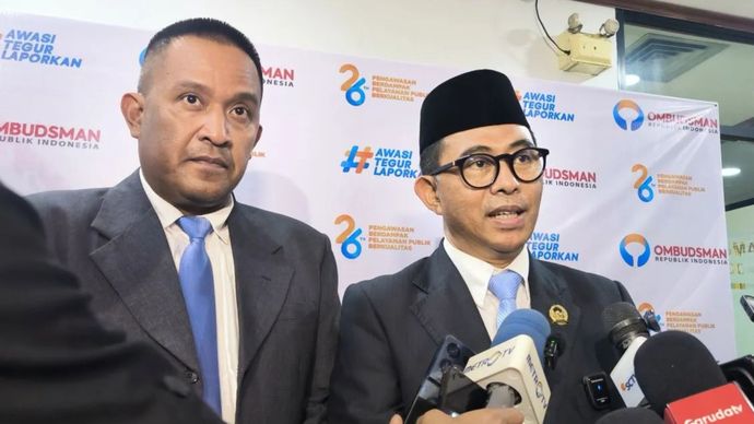 Ketua Ombudsman RI Nuzran Joher (kanan) dalam wawancara media di Jakarta, Senin (5/10/2026).