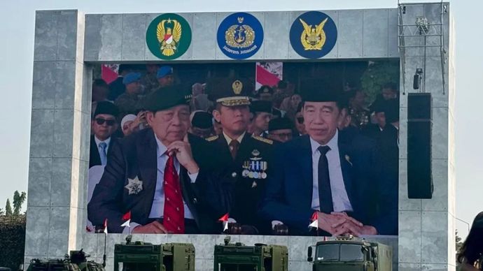 Presiden ke-7 RI Joko Widodo (kanan) dan Presiden ke-6 RI Susilo Bambang Yudhoyono (kiri) menghadiri upacara peringatan HUT Ke-81 TNI di Lapangan PRIMA Mabes TNI, Jakarta, Senin (5/10/2026).