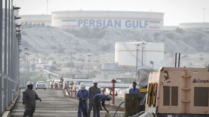 Berbicara kepada saluran televisi milik negara Iran, IRIB, pada Minggu, Tabatabaei mengatakan bahwa Paknejad sebelumnya telah mengajukan pengunduran diri karena alasan pribadi, yang awalnya Pezeshkian menolak pengajuan tersebut, tetapi kemudian menerimanya.