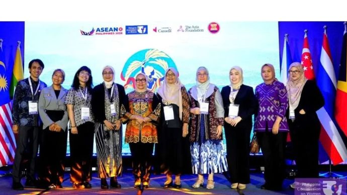 Menteri Pemberdayaan Perempuan dan Perlindungan Anak Arifah Fauzi (lima kiri) dalam penutupan acara 4th ASEAN Women Leaders Summit di Manila, Filipina.