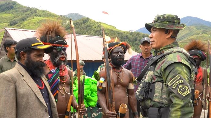 Pangkoops TNI Habema, Brigjen TNI Riyanto, disambut dengan suasana hangat dan penuh kekeluargaan saat kembali menyapa masyarakat serta sahabat lamanya di Distrik Tingginambut, Kabupaten Puncak Jaya.