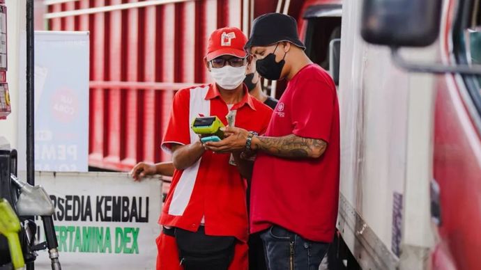 Ilustrasi - Petugas SPBU melakukan pemindahan kode QR menggunakan alat khusus saat pengisian BBM subsidi jenis solar di kendaraan truk. 