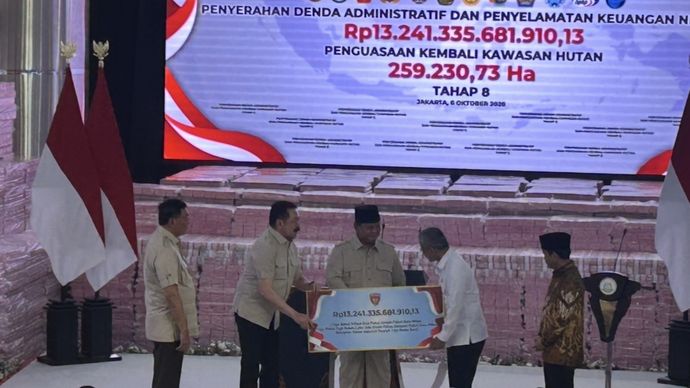 Presiden Prabowo Subianto menyaksikan penyerahan uang hasil kerja Satuan Tugas Penertiban Kawasan Hutan (Satgas PKH) kepada negara
