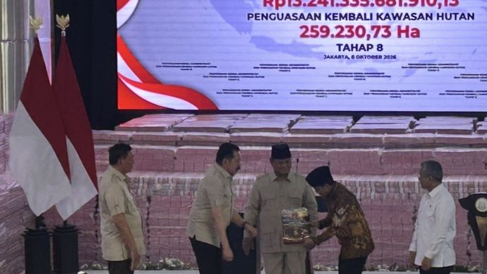 Presiden Prabowo Subianto menyaksikan penyerahan uang hasil kerja Satuan Tugas Penertiban Kawasan Hutan (Satgas PKH) kepada negara