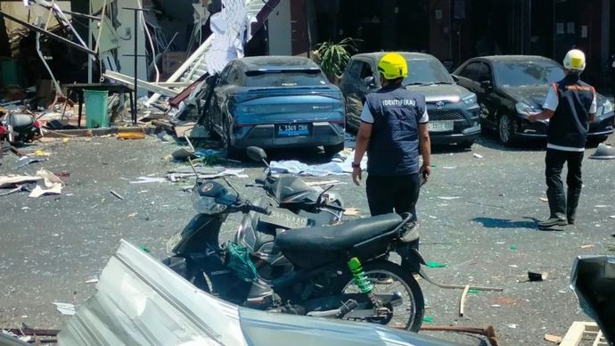Petugas berwenang saat melakukan olah tempat kejadian perkara (TKP) untuk mendalami penyebab ledakan di salah satu bangunan di Ruko San Antonio, Pakuwon City, Kecamatan Mulyorejo, Surabaya, Selasa (6/10/2026)
