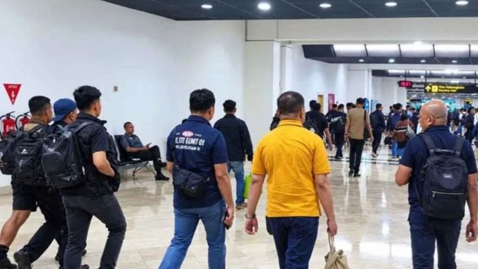 Tim Kejati Sultra saat menggiring salah seorang oknum Kajari di Sultra ke Kejaksaan Agung, Jakarta, Senin (5/10/2026)
