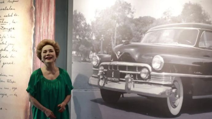 Photo file: Istri keenam Presiden pertama Republik Indonesia Sukarno, Ratna Sari Dewi saat mengunjungi pameran arsip statis Sukarno di Gedung ANRI, Jakarta Barat. 