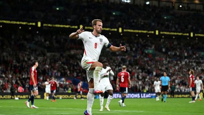 Penyerang Inggris Harry Kane (9) merayakan keberhasilannya mencetak gol ke gawang Republik Ceko pada pertandingan Grup A3 UEFA Nations League di Stadion Wembley, London, Selasa (6/10/2026) waktu setempat.