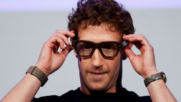 CEO Meta, Mark Zuckerberg, mengenakan kacamata Meta Ray-Ban Display saat menyampaikan pidato yang memperkenalkan lini kacamata pintar terbaru, selama acara Meta Connect di kantor pusat perusahaan di Menlo Park, California, AS, 17 September 2025. (Foto: Dok/Carlos Barria/Reuters)