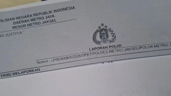 Korban wanita berinisial LK (26) melaporkan dugaan pengeroyokan terkait kasus petasan dan kembang api yang mengganggu warga di kawasan Pondok Pinang, Kebayoran Lama, Jakarta Selatan, Rabu (7/10/2026).
