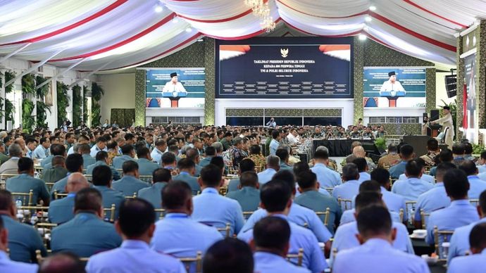 Presiden Prabowo Subianto memberikan taklimat kepada sekitar 800 perwira tinggi Tentara Nasional Indonesia (TNI) dan Kepolisian Negara Republik Indonesia (Polri) di Istana Kepresidenan, Jakarta, Rabu, 7 Oktober 2026