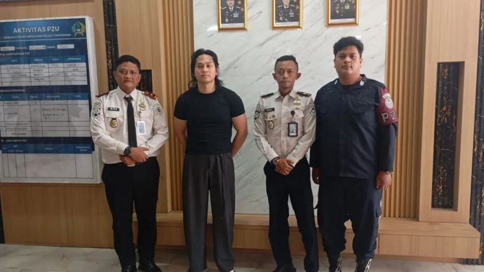 Petugas Direktorat Jenderal Pemasyarakatan (Ditjenpas) Jawa Barat saat mengawal penjemputan terpidana Indra Kenz ke Lapas Kelas I Tangerang, Banten, Kamis (8/10/2026)