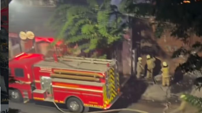 Kebakaran kembali terjadi di sebuah gudang oli di Jl. Cendrawasih, Cengkareng, Jakarta Barat, Rabu (7/10/2026).