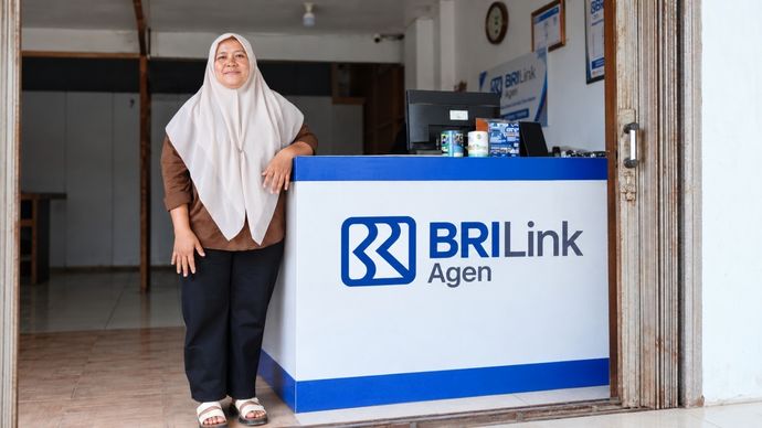 Bangun Kepercayaan dari Warung Sederhana, BRILink Agen Erni Permudah Akses Keuangan Warga hingga Layani 6.000 Transaksi per Bulan.