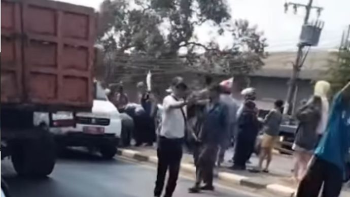 Kecelakaan lalu lintas maut dilaporkan terjadi di depan Gudang Bulog Purwasari, Tamelang, Karawang, Kamis (8/10) siang sekitar pukul 14.19 WIB.