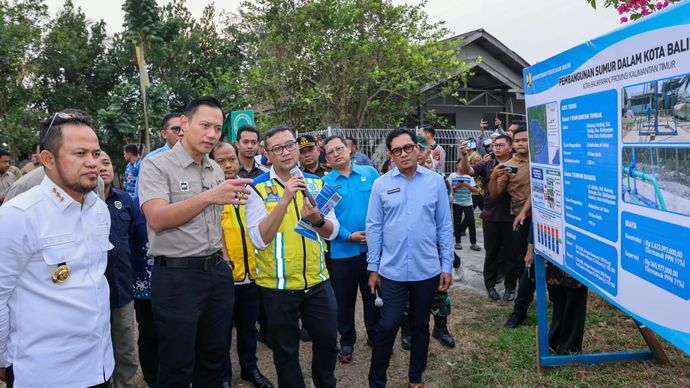 Menteri Koordinator Bidang Infrastruktur dan Pembangunan Kewilayahan Agus Harimurti Yudhoyono (AHY) bersama Gubernur Kalimantan Timur Rudy Mas&rsquo;ud mendengarkan penjelasan teknis mengenai pembangunan sumur air dalam di Balikpapan.