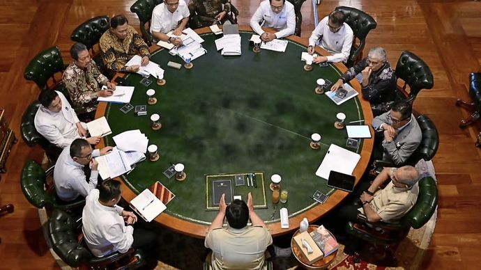 Prabowo Subianto menerima Menteri Kelautan dan Perikanan Sakti Wahyu Trenggono serta Wakil Menteri Kelautan dan Perikanan Didit Herdiawan Ashaf di kediamannya di Hambalang, Kabupaten Bogor, Provinsi Jawa Barat