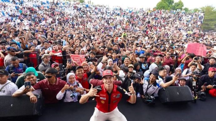 Pembalap MotoGP Marc Marquez berpose bersama ribuan masyarakat saat mengikuti Riders Parade Pertamina Grand Prix of Indonesia 2026 di Mataram, Nusa Tenggara Barat, Rabu, 7 Oktober 2026. Parade yang menempuh rute dari Taman Sangkareang hingga Taman Udayana tersebut menjadi bagian dari rangkaian menuju MotoGP Mandalika yang berlangsung 9&ndash;11 Oktober 2026