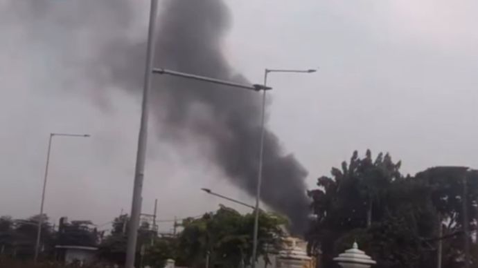Kepulan asap hitam tebal kebakaran di kawasan perumahan Juanda, Bulak Kapal, Bekasi Timur, Kota Bekasi, Jumat pagi, 9 Oktober 2026